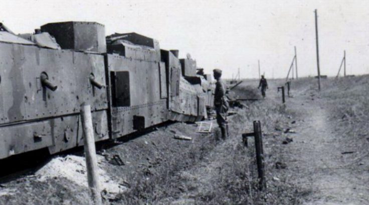 Советский бронепоезд «За Родину!», разбитый немецкой авиацией в районе Ворошиловграда. 17 июля 1942г. 