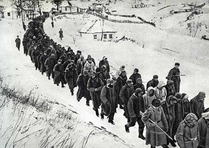 Немецкие военнопленные из «Черкасского котла». Февраль 1944 г. 