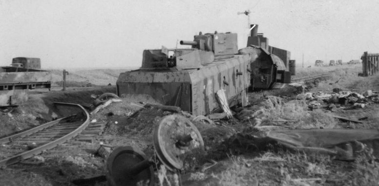 Советский бронепоезд «За Родину!», разбитый немецкой авиацией в районе Ворошиловграда. 17 июля 1942г. 