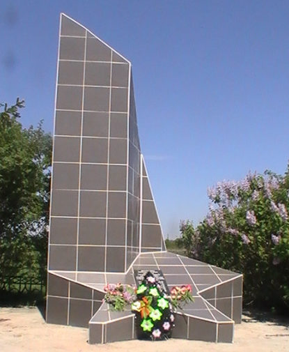 с. Ольховатка Новооскольского р-на. Памятник по улице Центральной 1а, установленный на братской могиле, в которой похоронено 6 советских воинов, погибших в 1943 году. 