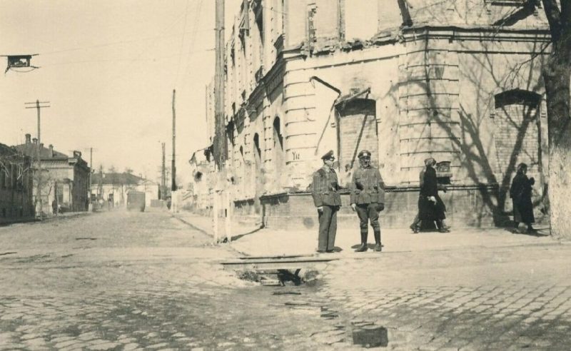 Улицы города во время немецкой оккупации. 1942 г.