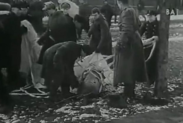 Контейнеры, сброшенные окруженным немцам в городе. Февраль 1944 г. 