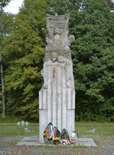 п. Нагорное Багратионовского городского округа. Памятник, установленный в 1971 году на кладбище лагеря для военнопленных Шталаг 1А, где похоронено более 3 тысяч погибших военнопленных.