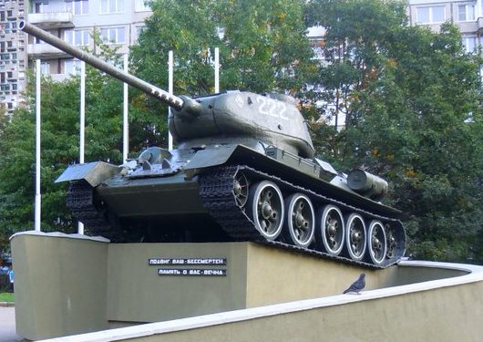 г. Калининград. Памятный знак Т-34, установленный в 1980 году воинам-танкистам на перекрестке улиц Генерала Соммера и Маршала Рокоссовского. 