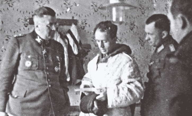 Немецкие офицеры во время обороны города. Февраль 1944 г. 