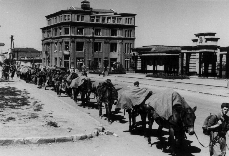 Итальянские солдаты на улице Карла Маркса. Июль 1942 г.