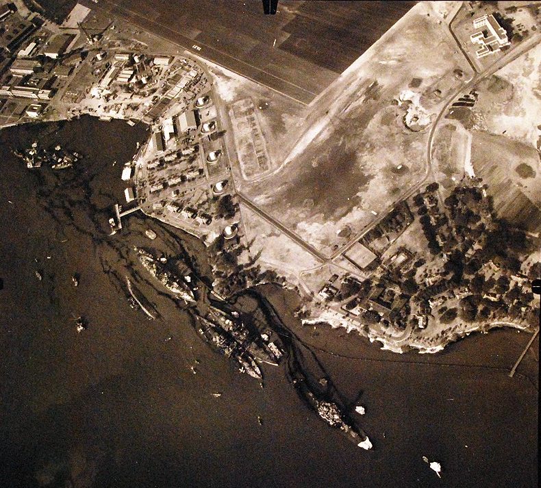 Вид с воздуха на причал линкоров на южной стороне острова Форд после японской атаки.