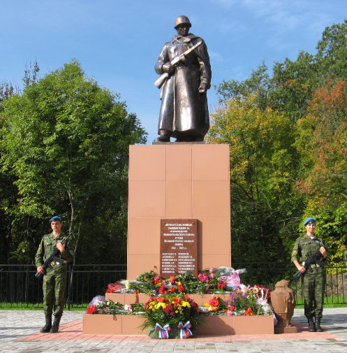 п. Прибрежный Новооскольского р-на. Памятник по улице Центральной, установленный на братской могиле, в которой похоронен 71 советский воин.