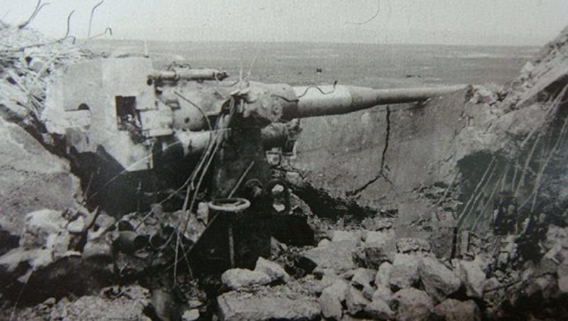Казематный артиллерийский ДОТ №23 в годы войны на склоне холма Каткарта под морскую 100-мм пушку Б-24ПЛ.
