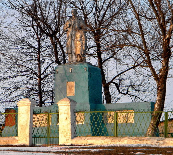 с. Серебрянка Новооскольского р-на. Памятник, установленный на братской могиле, в которой похоронено 19 советских воинов.
