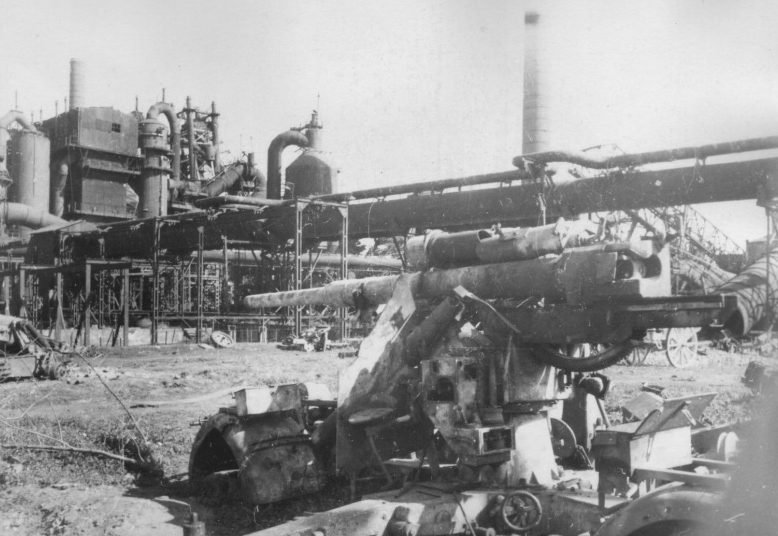 Немецкие орудия, уничтоженные на территории завода «Криворожсталь». Февраль 1944 г.