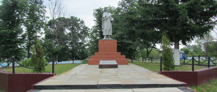 с. Слоновка Новооскольского р-на. Памятник по улице Центральной 39а, установленный на братской могиле, в которой похоронено 19 советских воинов. 