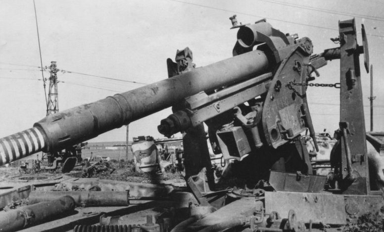 Немецкие орудия, уничтоженные на территории завода «Криворожсталь». Февраль 1944 г.