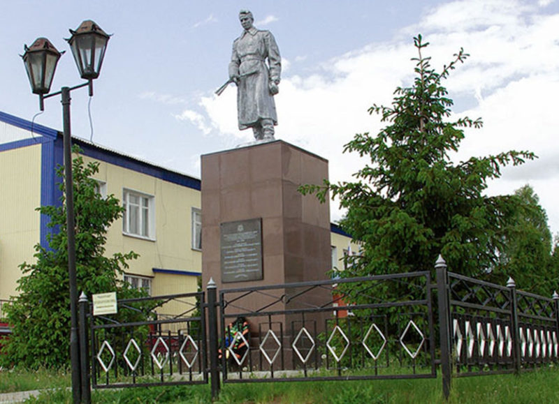 с. Старая Безгинка Новооскольского р-на. Памятник по улице Покровской, установленный на братской могиле, в которой похоронено 6 советских воинов, погибших в 1943 году.