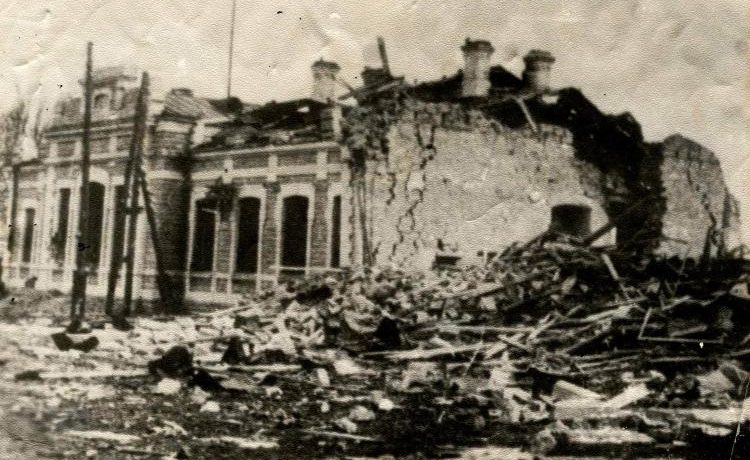 Разрушенный вокзал и район станции. 1944 г. 
