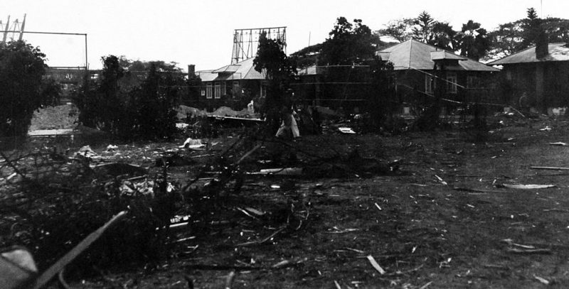 Обломки японского самолета на территории военно-морского госпиталя.