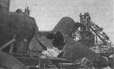 Доменная печь № 2 Криворожского металлургического завода, взорванная оккупантами. 1944 г. 