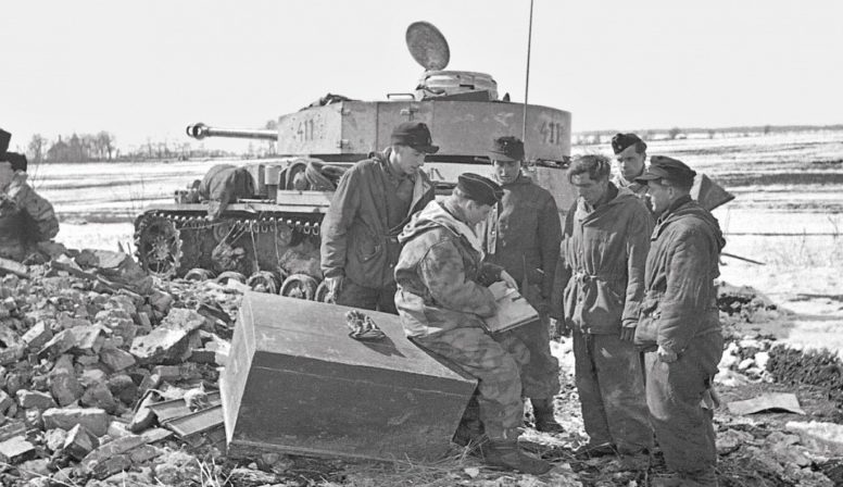 Солдаты дивизии СС «Викинг» у Ковеля. Март 1944 г. 