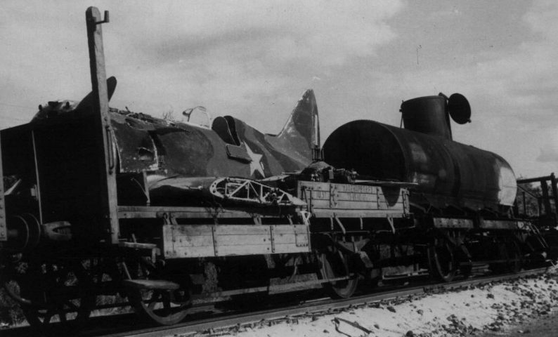 Советский истребитель И-16 на железнодорожной платформе в Ворошиловграде. Август 1942 г.