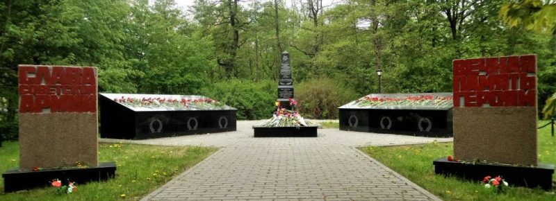 г. Калининград. Мемориал на перекрестке улиц Герцена и Богатырской, установленный в 1957 году в честь советских воинов.