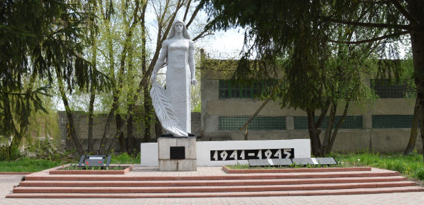 г. Старый Оскол. Памятник, установленный на братской могиле, в которой похоронено 55 советских воинов, в т.ч. 19 неизвестных, погибших в 1943 году. 