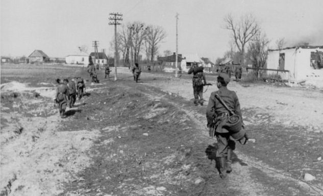 Немцы в Ковеле, после прорыва кольца окружения. Апрель 1944 г. 