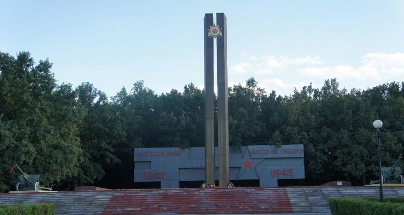 г. Старый Оскол. Памятник, установленный на братской могиле советских воинов, погибших у Атаманского леса в 1943 году.