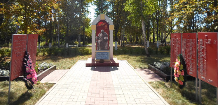 с. Большое Прохоровского р-на. Памятник по улице Центральной 5, установленный на братской могиле, в которой похоронено 76 советских воинов, погибших в 1943 году. 