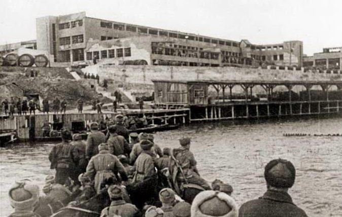 Красноармейцы форсируют Днепр в районе консервного комбината. 13 марта 1944 г.