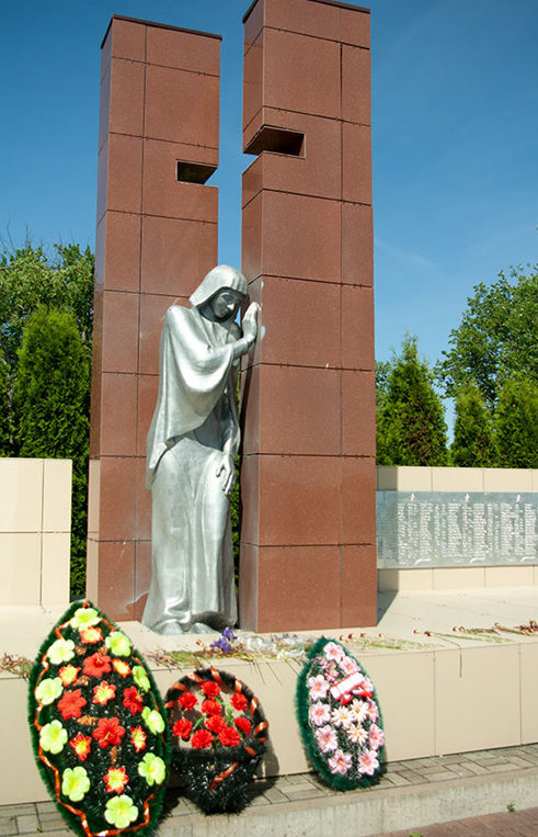 д. Гусёк-Погореловка Прохоровского р-на. Памятник, установленный на братской могиле, в которой похоронено 684 советских воинов, погибших в 1943 году.