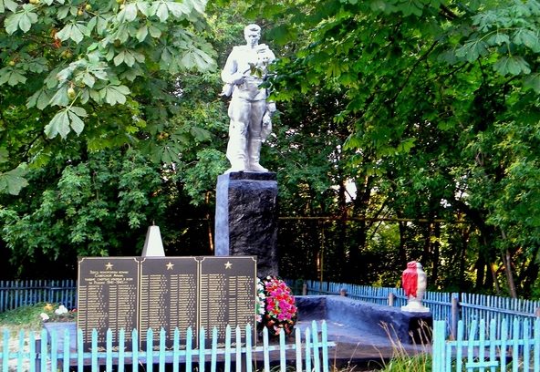 с. Казачье Прохоровского р-на. Памятник, установленный на братской могиле, в которой похоронено 89 советских воинов, погибших в 1943 году.