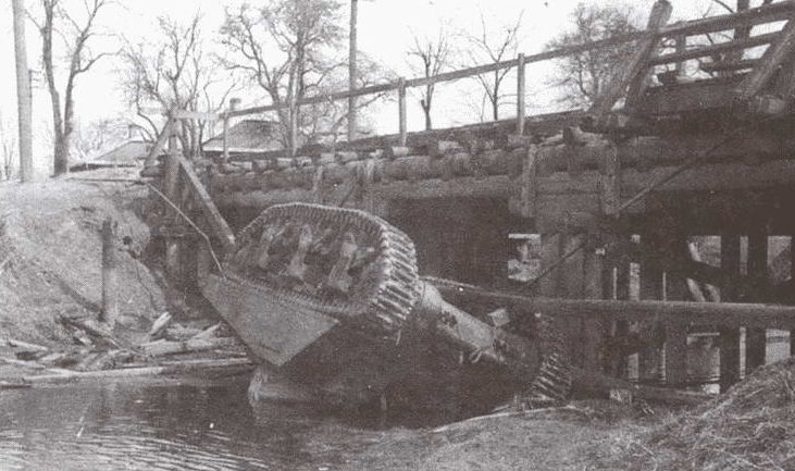 Советский танк, рухнувший с моста во время боев в городе. Июль 1944 г.