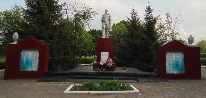 с. Андреевка Чернянского р-на. Памятник по улице Центральной, установленный на братской могиле, в которой похоронено 14 советских воинов, в т.ч. 11 неизвестных, погибших в 1943 году. 
