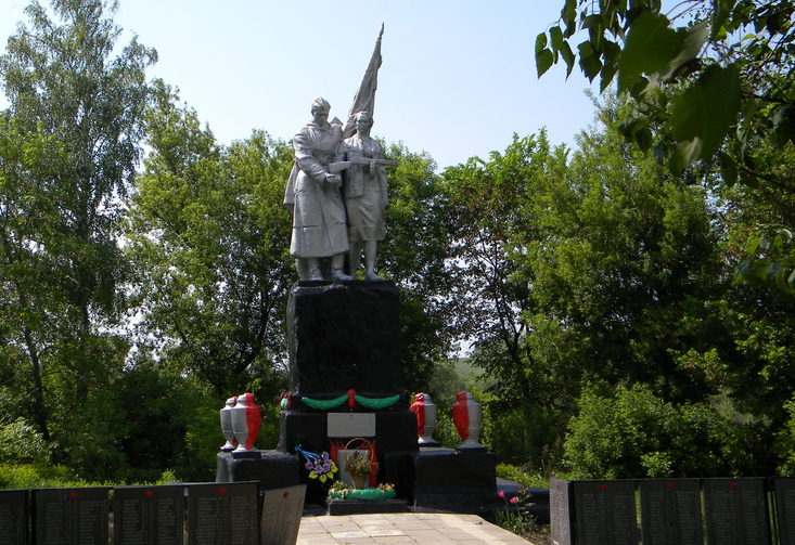 с. Косьминка Прохоровского р-на. Памятник, установленный на братской могиле, в которой похоронено 52 советских воинов, погибших в 1943 году.