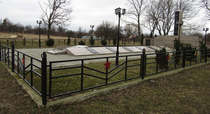 г. Балтийск. Памятник по улице Киркинесской, установленный на братской могиле советских воинов, погибших в апреле 1945 года.