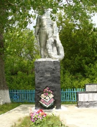 с. Баклановка Чернянского р-на. Памятник по улице Школьной, установленный на братской могиле советских воинов.