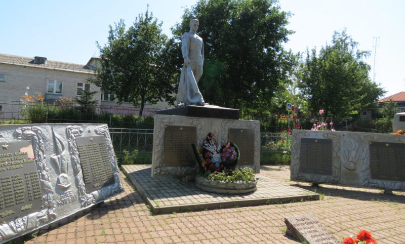 с. Большое Чернянского р-на. Памятник по улице Красовка 3а, установленный на братской могиле, в которой похоронено 9 советских воинов, в т.ч. 4 неизвестных, погибших в 1943 году.
