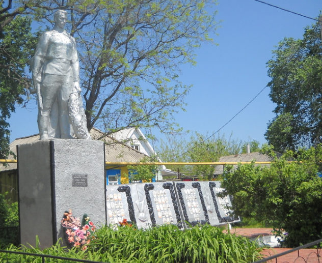 х. Бородин Чернянского р-на. Памятник по улице Верхней 14а, установленный на братской могиле, в которой похоронено 3 советских воина, погибших в 1943 году.