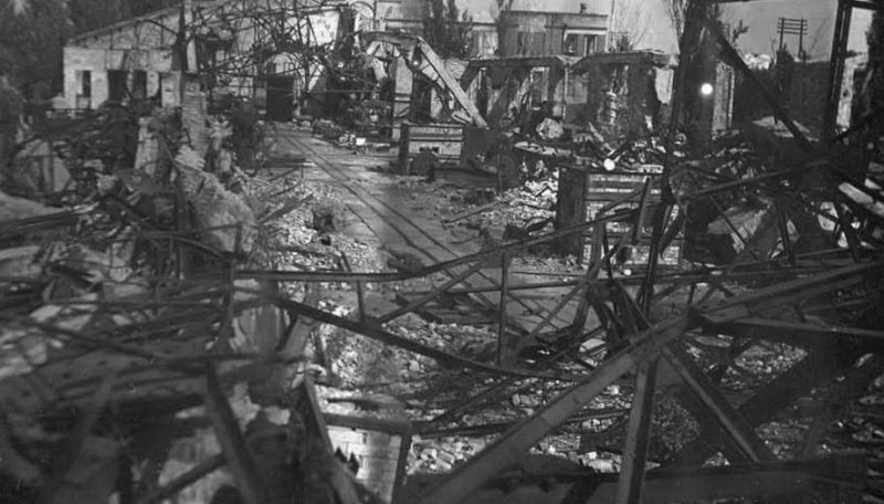Разрушенные цеха завода им. Петровского. Март. 1944 г.