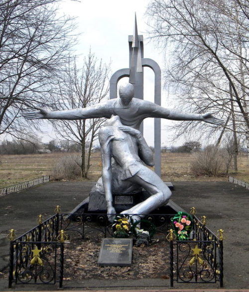 с. Верхнее Кузькино Чернянского р-на. Памятник по улице Центральной, установленный на братской могиле советских воинов, погибших в 1943 году.