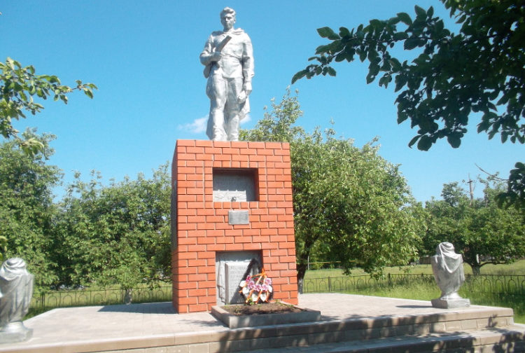 с. Лески Прохоровского р-на. Памятник по улице Адмирала Касатонова 4а, установленный на братской могиле, в которой похоронено 113 советских воинов, погибших в 1943 году.