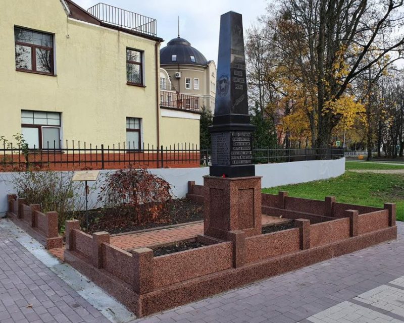 г. Калининград. Памятник на улице Тельмана, установленный в 1957 году на братской могиле, в которой захоронены 34 воина.
