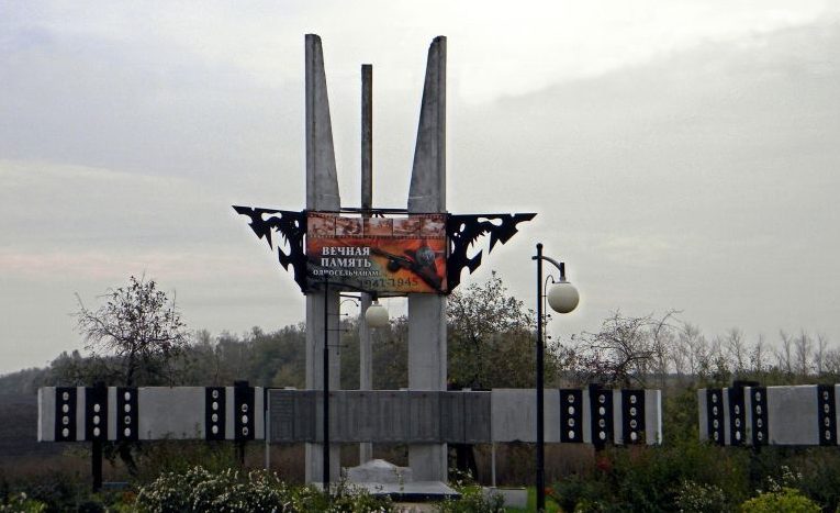с. Лучки Прохоровского р-на. Памятник по улице Центральной, установленный в честь односельчанам, погибшим в годы войны.