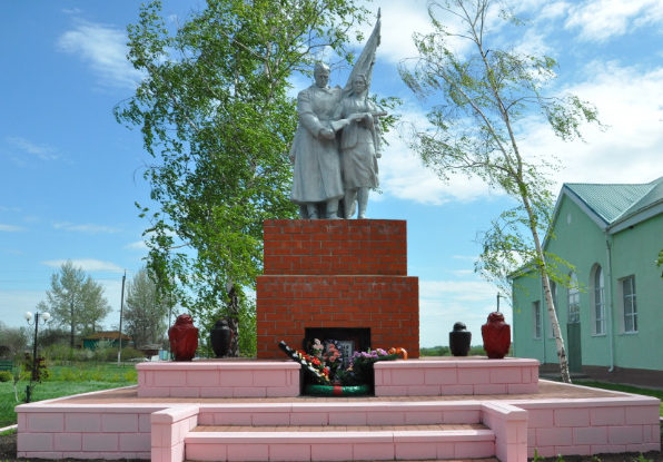 с. Волотово Чернянского р-на. Памятник по улице Центральной, установленный на братской могиле, в которой похоронено 7 советских воинов, погибших в 1943 году.