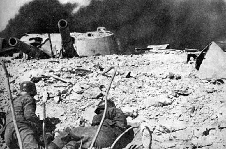 Немецкие солдаты в бою в районе 35-й батареи. 