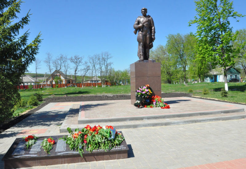 с. Ездочное Чернянского р-на. Памятник по улице Центральной, установленный в честь погибших односельчан в годы войны.