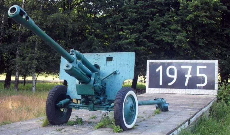 Памятник-пушка ЗИС-3.