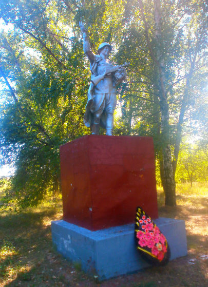 с. Масловка Прохоровского р-на. Памятник по улице Молодежной, установленный в честь погибших односельчан в годы войны.