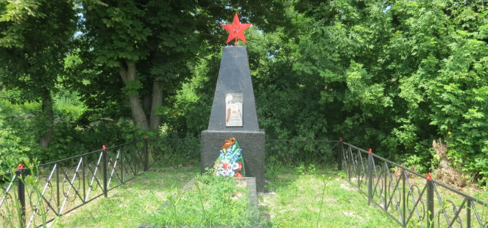 с. Завалищено Чернянского р-на. Памятник по улице Садовой, установленный на братской могиле советских воинов, погибших в годы войны.