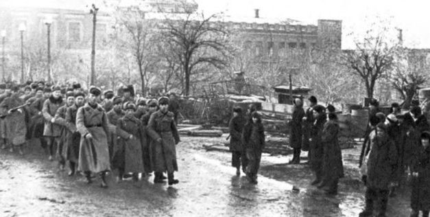 Красная Армия входит в город. Февраль 1943 г. 